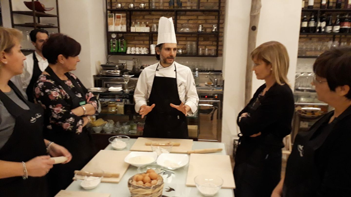Chef Luigi Tursi durante un corso di cucina funzionale